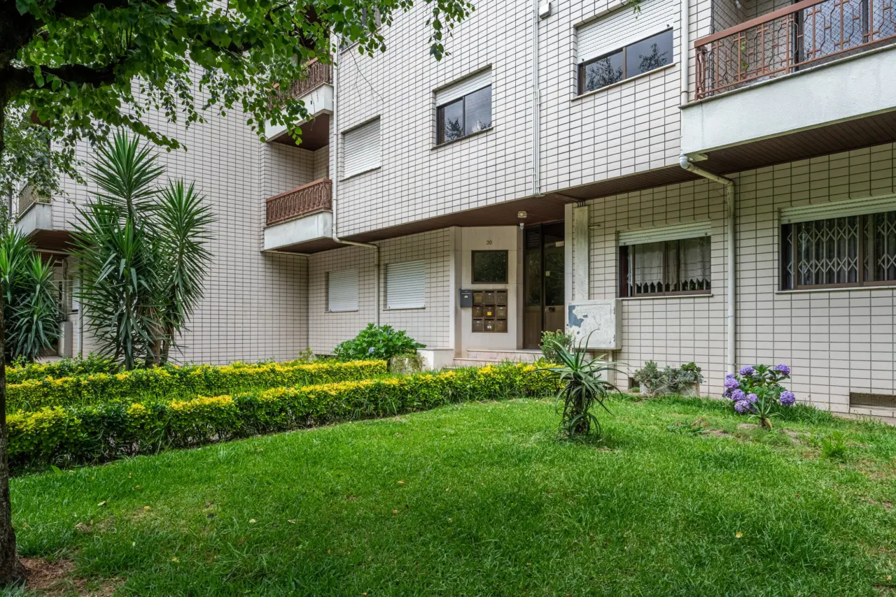 Apartamento T3 Renovado com Garagem Fechada em Excelente Localização – Lomar, Braga — 19