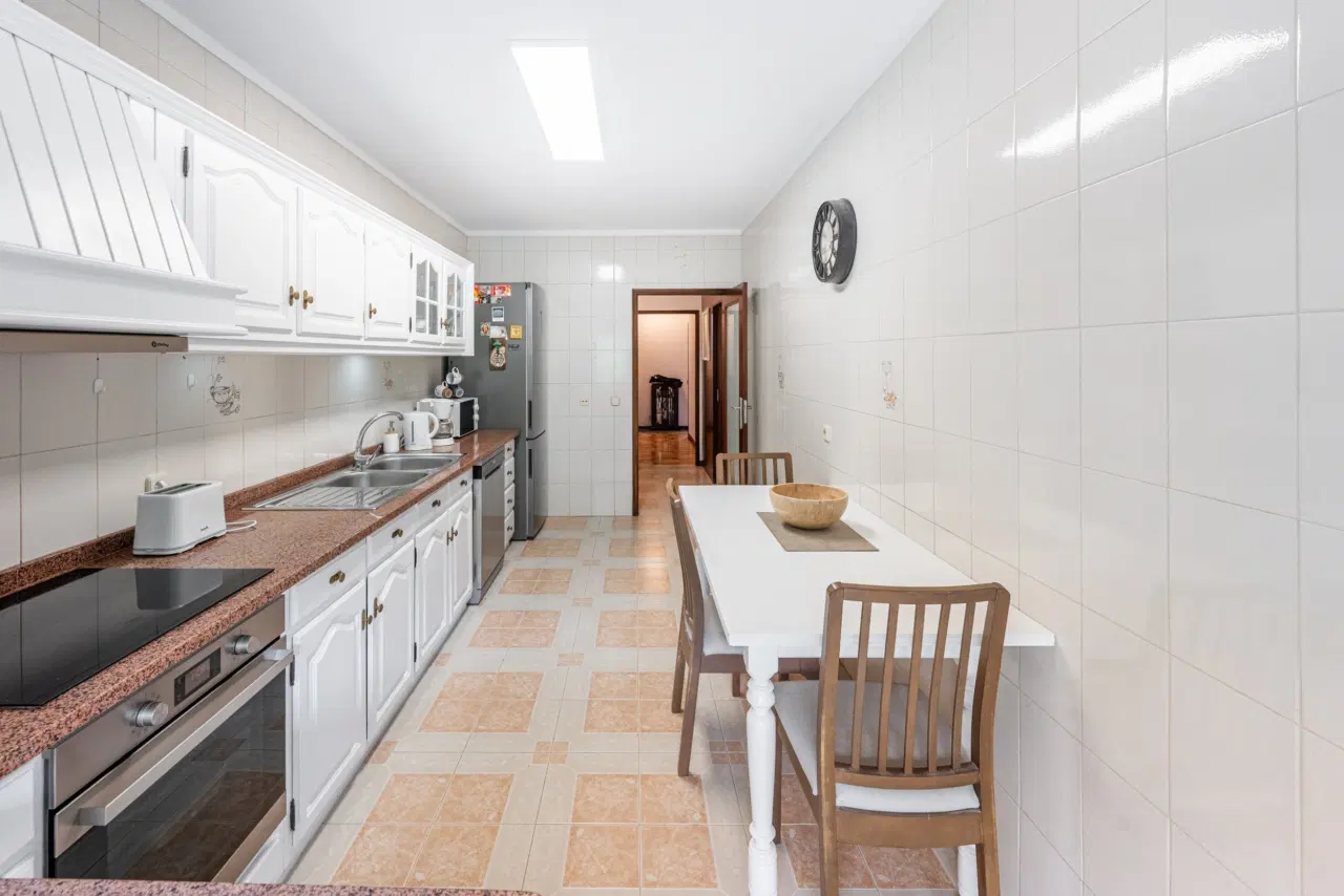 Apartamento T3 Renovado com Garagem Fechada em Excelente Localização – Lomar, Braga — 2