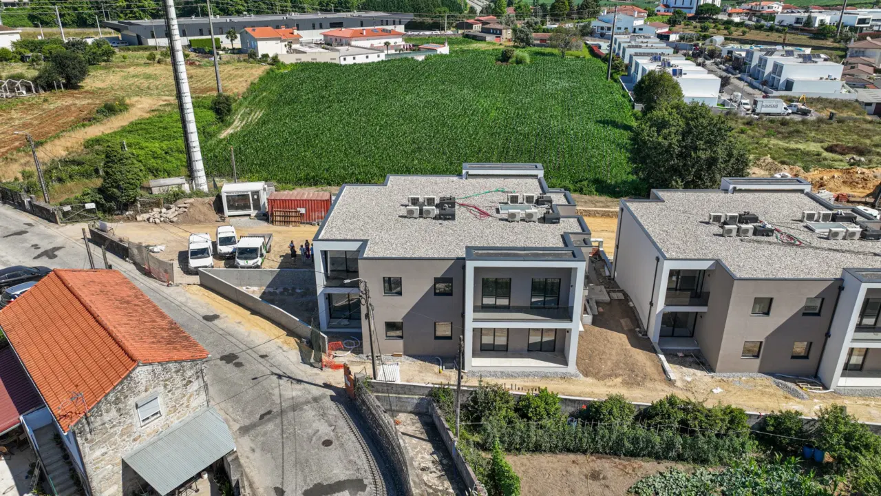 APARTAMENTO T2 NOVO COM JARDIM — 19