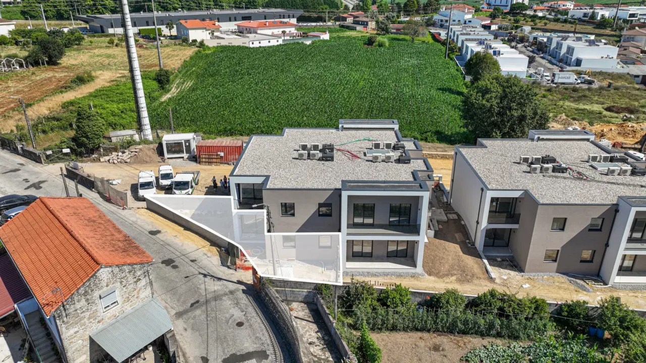 APARTAMENTO T2 NOVO COM JARDIM — 4