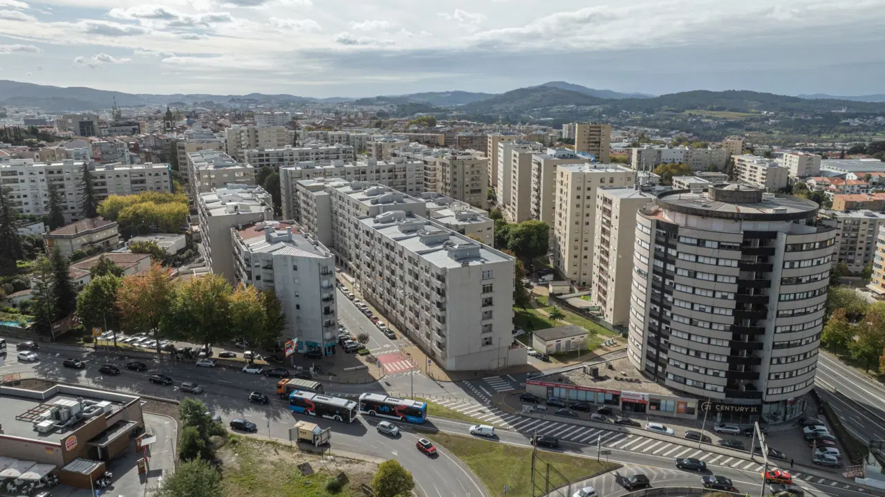 T3 TOTALMENTE REMODELADO COM TERRAÇO E GARAGEM FECHADA | BRAGA — 28