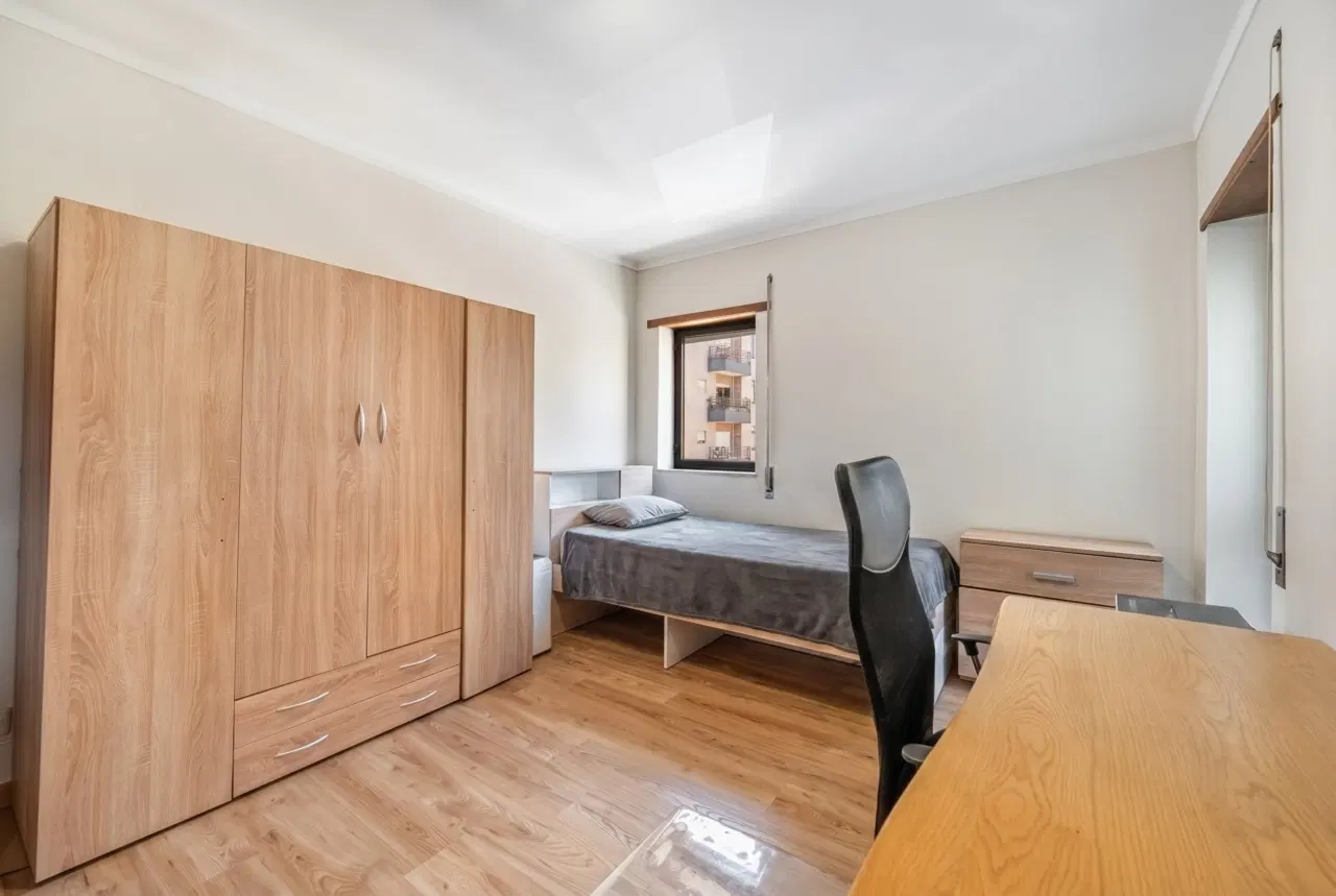 Apartamento T3 totalmente remodelado, com excelente exposição solar, áreas luminosas e localização privilegiada, próximo de todos os serviços e comodidades. — 7
