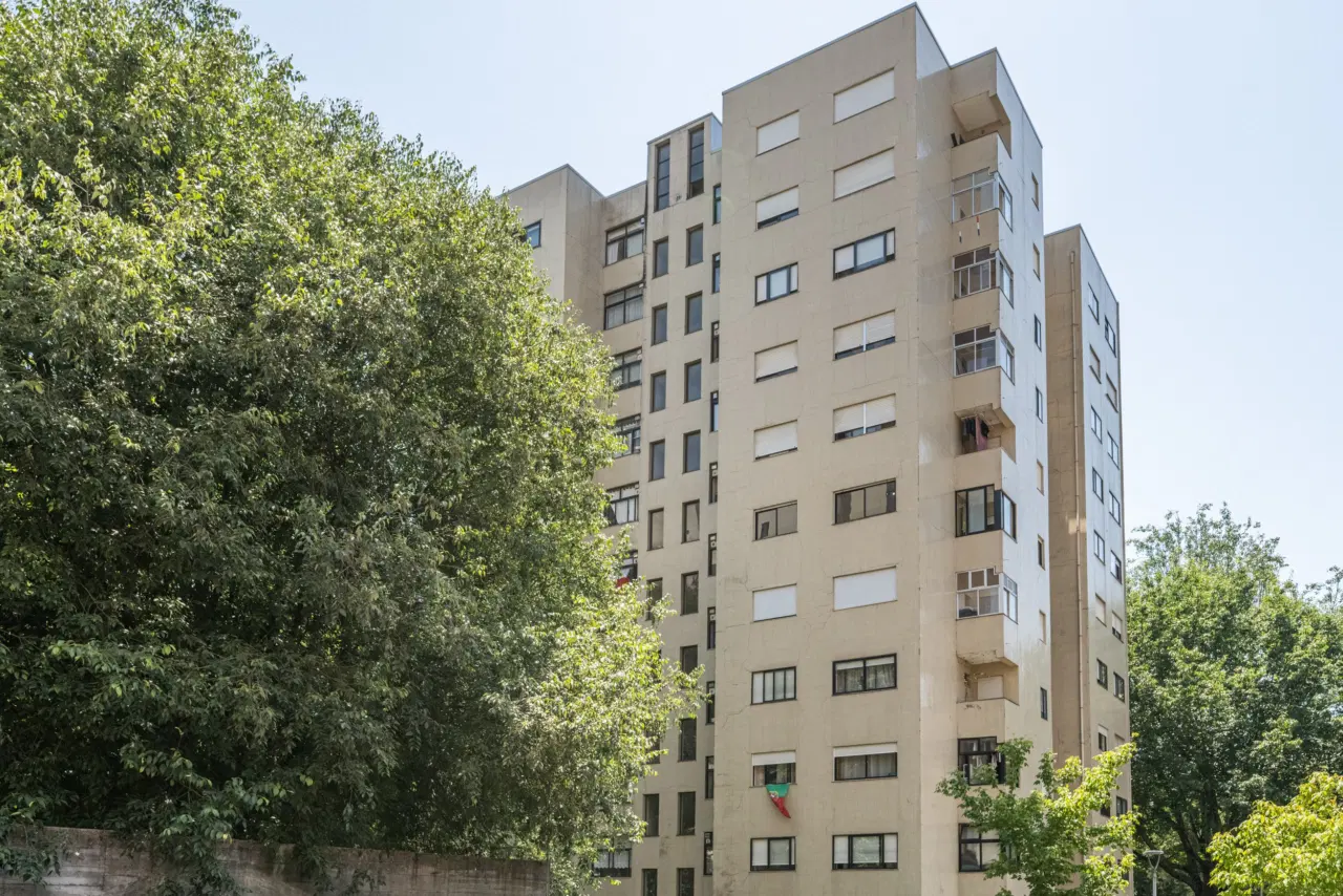 Apartamento T3 totalmente remodelado, com excelente exposição solar, áreas luminosas e localização privilegiada, próximo de todos os serviços e comodidades. — 17