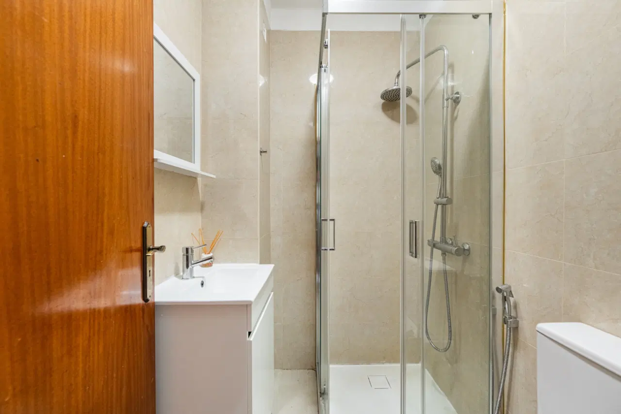 Apartamento T3 totalmente remodelado, com excelente exposição solar, áreas luminosas e localização privilegiada, próximo de todos os serviços e comodidades. — 11