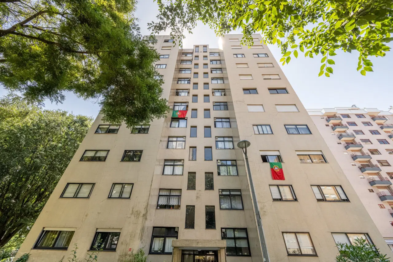 Apartamento T3 totalmente remodelado, com excelente exposição solar, áreas luminosas e localização privilegiada, próximo de todos os serviços e comodidades. — 16