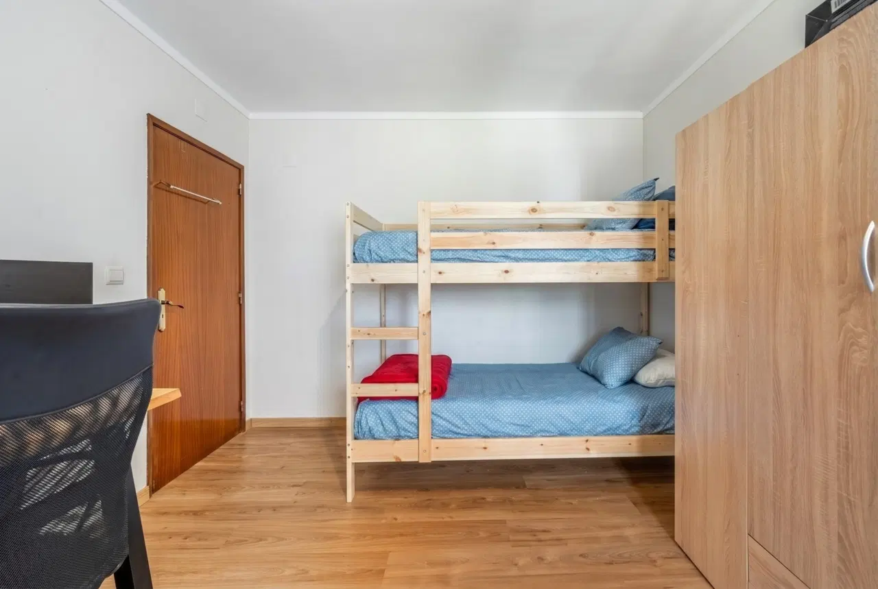 Apartamento T3 totalmente remodelado, com excelente exposição solar, áreas luminosas e localização privilegiada, próximo de todos os serviços e comodidades. — 8