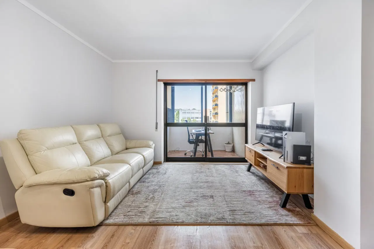 Apartamento T3 totalmente remodelado, com excelente exposição solar, áreas luminosas e localização privilegiada, próximo de todos os serviços e comodidades. — 4