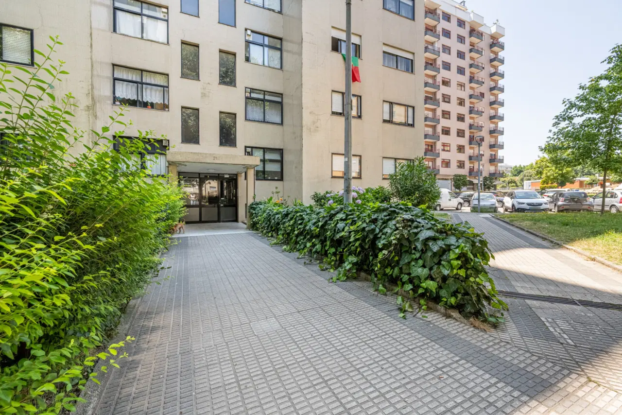 Apartamento T3 totalmente remodelado, com excelente exposição solar, áreas luminosas e localização privilegiada, próximo de todos os serviços e comodidades. — 15