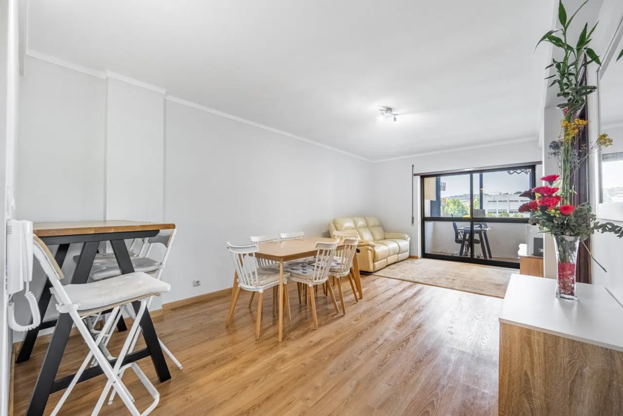 Apartamento T3 totalmente remodelado, com excelente exposição solar, áreas luminosas e localização privilegiada, próximo de todos os serviços e comodidades. — 3