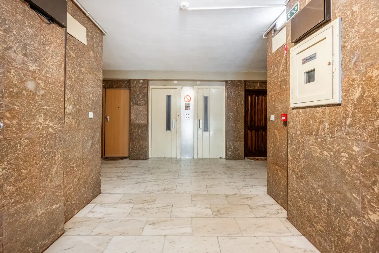 Apartamento T3 totalmente remodelado, com excelente exposição solar, áreas luminosas e localização privilegiada, próximo de todos os serviços e comodidades. — 14