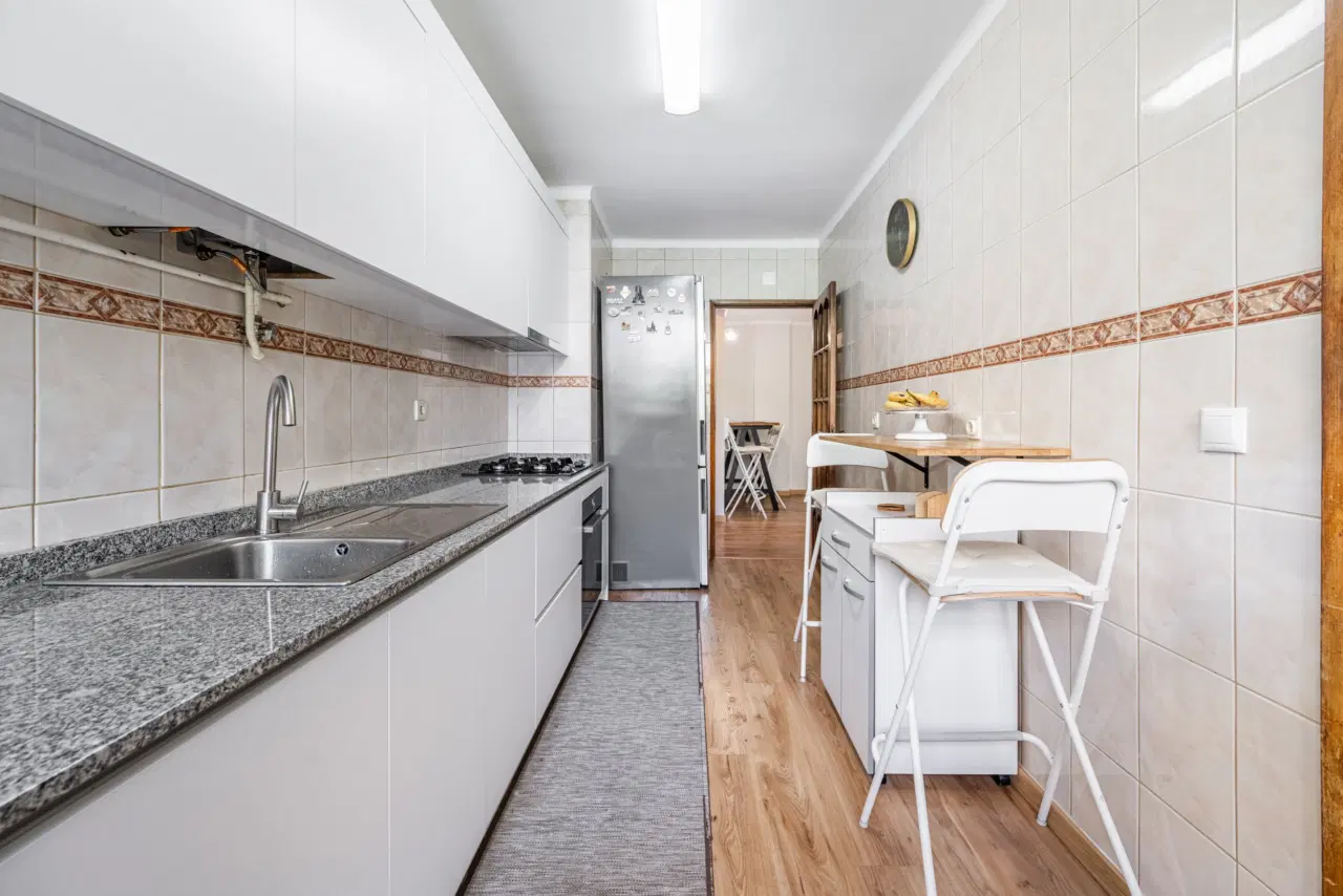 Apartamento T3 totalmente remodelado, com excelente exposição solar, áreas luminosas e localização privilegiada, próximo de todos os serviços e comodidades. — 2