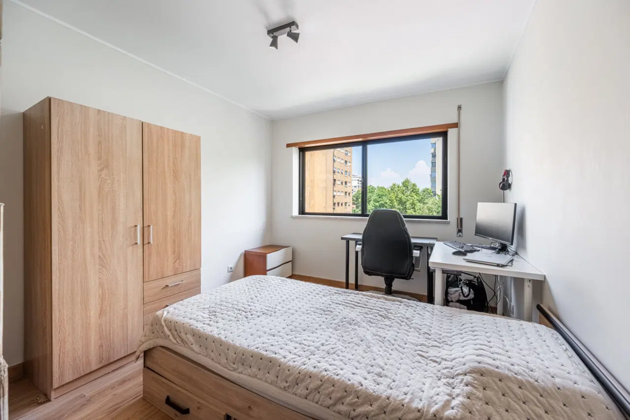 Apartamento T3 totalmente remodelado, com excelente exposição solar, áreas luminosas e localização privilegiada, próximo de todos os serviços e comodidades. — 9
