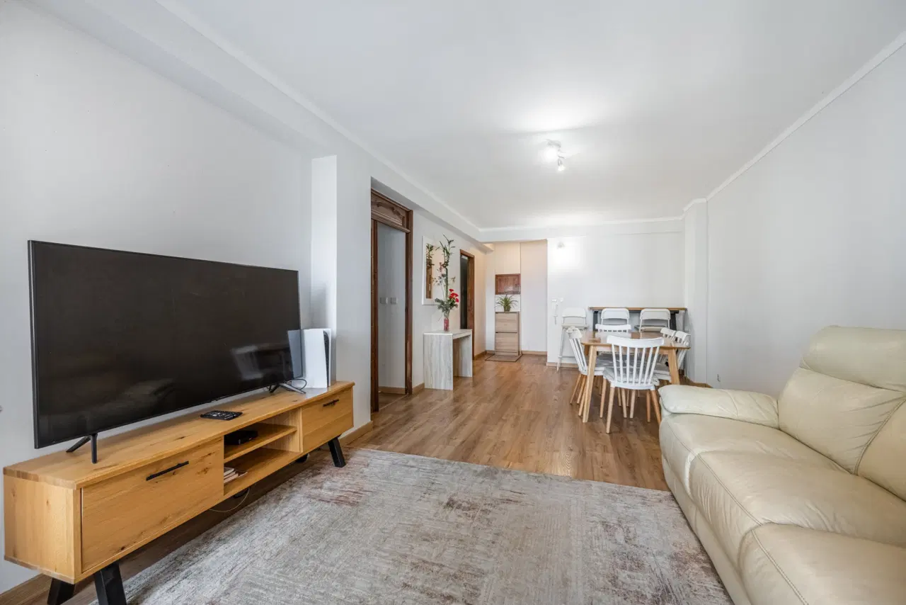 Apartamento T3 totalmente remodelado, com excelente exposição solar, áreas luminosas e localização privilegiada, próximo de todos os serviços e comodidades. — 6