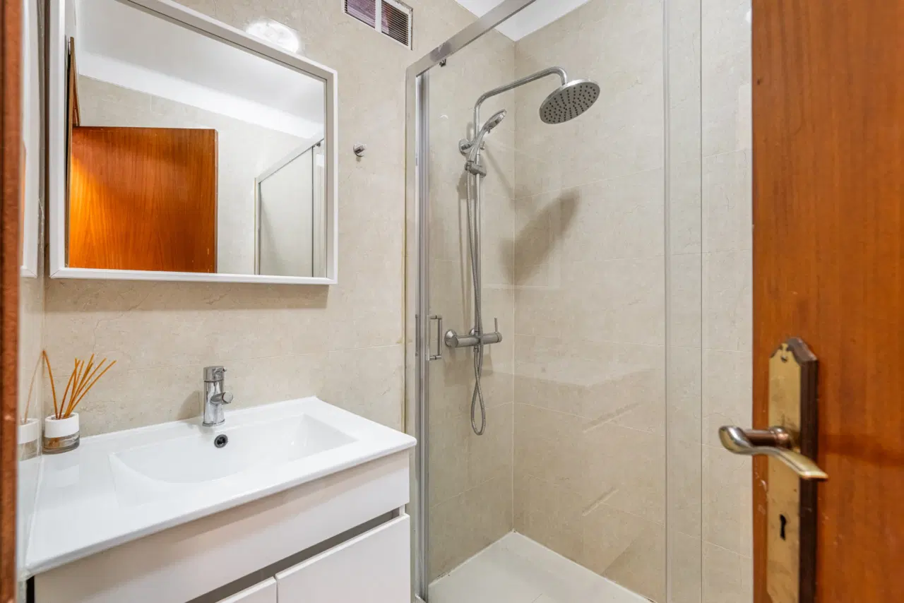 Apartamento T3 totalmente remodelado, com excelente exposição solar, áreas luminosas e localização privilegiada, próximo de todos os serviços e comodidades. — 13