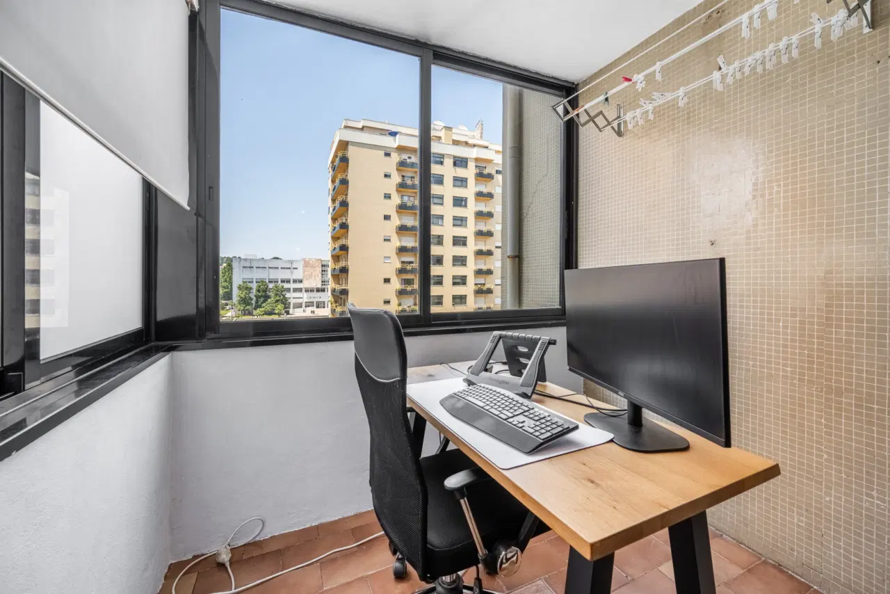 Apartamento T3 totalmente remodelado, com excelente exposição solar, áreas luminosas e localização privilegiada, próximo de todos os serviços e comodidades. — 5