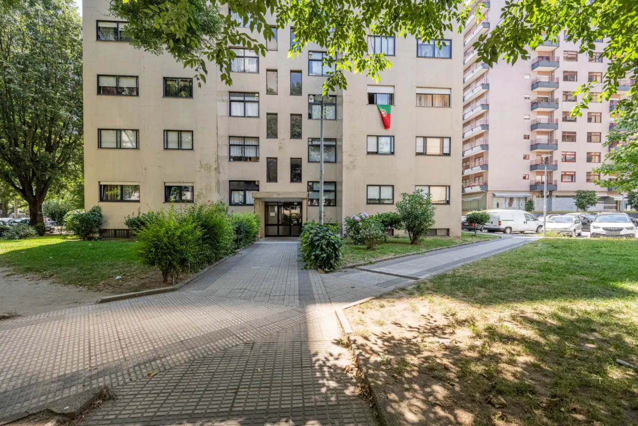 Apartamento T3 totalmente remodelado, com excelente exposição solar, áreas luminosas e localização privilegiada, próximo de todos os serviços e comodidades. — 18