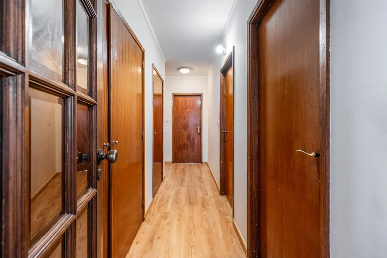 Apartamento T3 totalmente remodelado, com excelente exposição solar, áreas luminosas e localização privilegiada, próximo de todos os serviços e comodidades. — 12