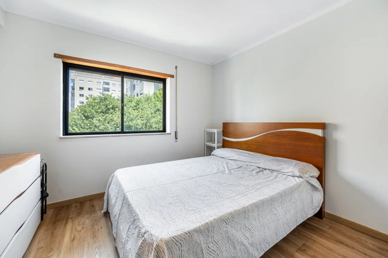 Apartamento T3 totalmente remodelado, com excelente exposição solar, áreas luminosas e localização privilegiada, próximo de todos os serviços e comodidades. — 10