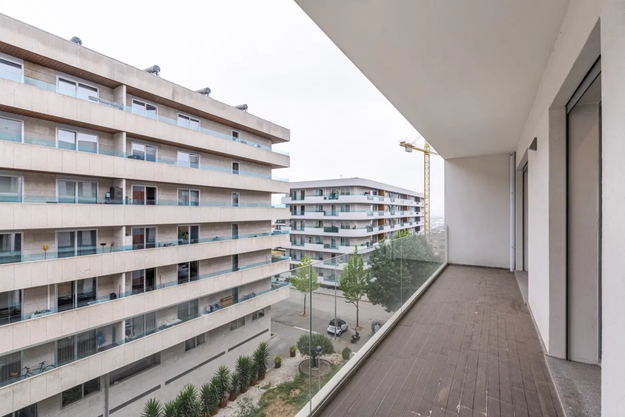 Apartamento SEMI-NOVO T3, localizado em Real (a 5 minutos do centro da cidade de Braga) com características que focam no conforto, eficiência e design. — 27