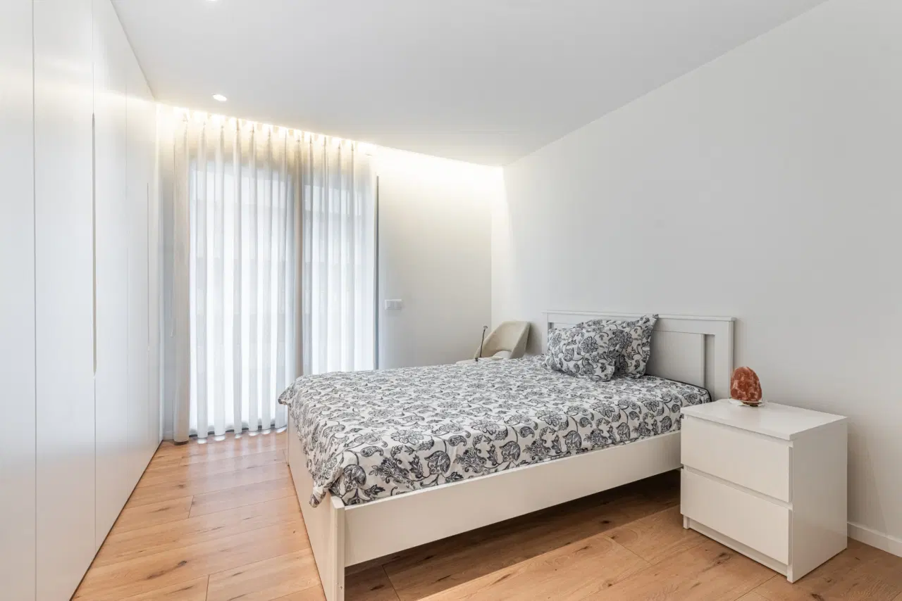 Apartamento SEMI-NOVO T3, localizado em Real (a 5 minutos do centro da cidade de Braga) com características que focam no conforto, eficiência e design. — 21