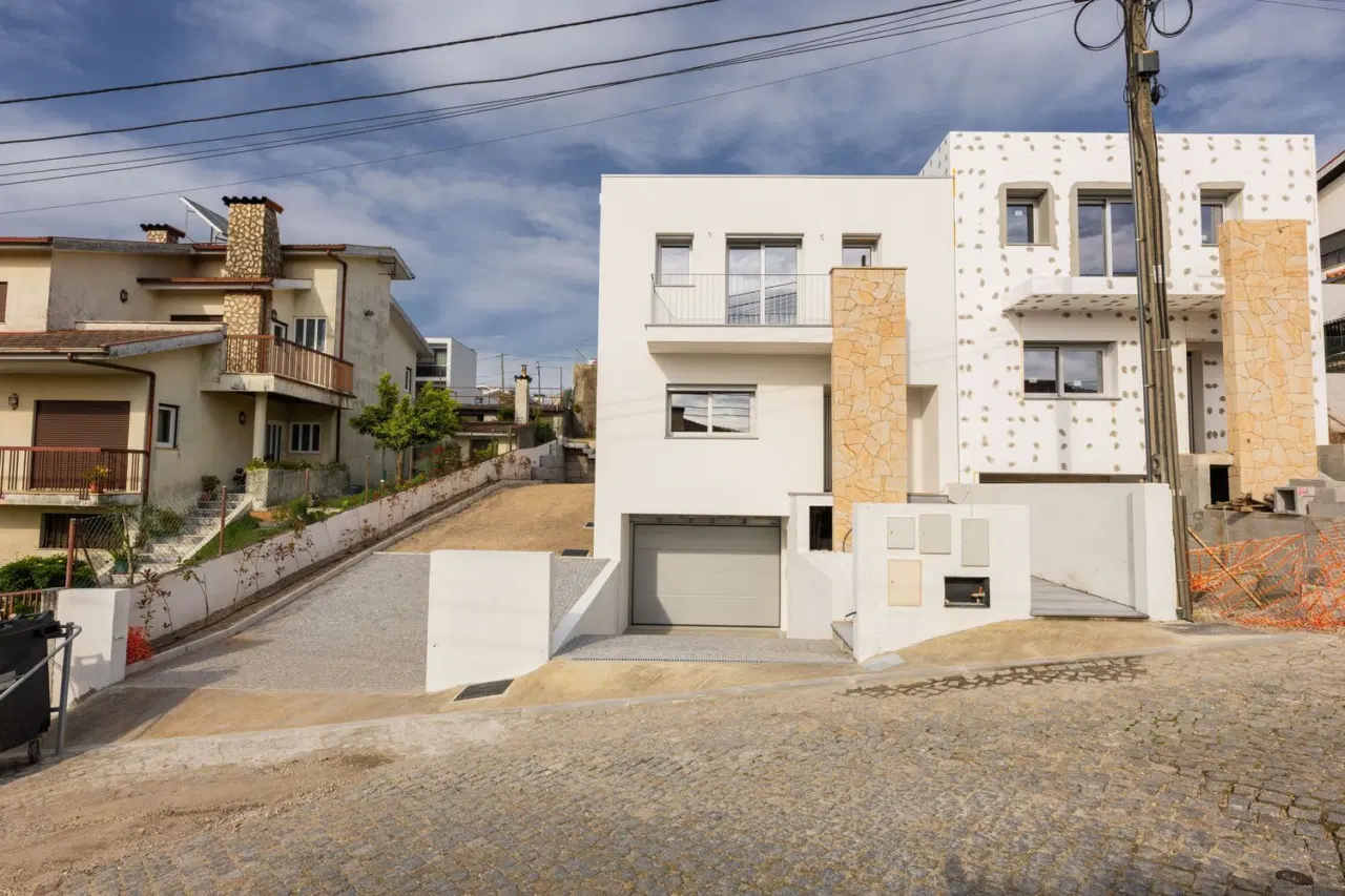 Oportunidade incrível! Moradia T3 NOVA em Aveleda, Braga — 2