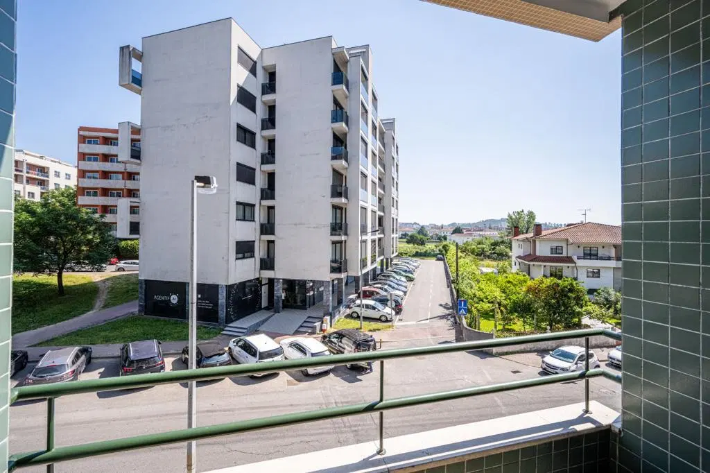 Apartamento T3 para Arrendamento em Nogueiró – Junto ao INL | Renovado | Garagem | Ar Condicionado | Sem Mobília — 2