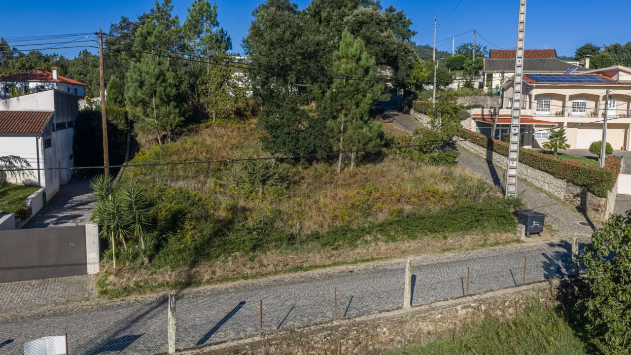 TERRENO PARA CONSTRUÇÃO — 32