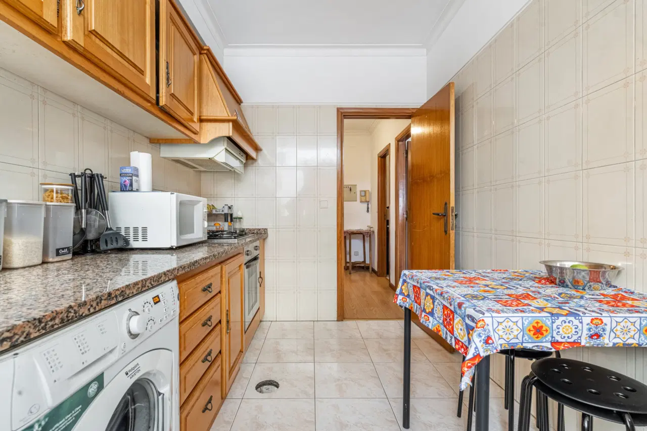 Apartamento T1 à venda na Rua Padre António Vieira – 5.º andar — 7