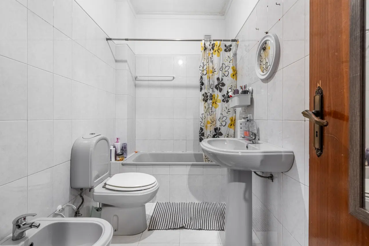 Apartamento T1 à venda na Rua Padre António Vieira – 5.º andar — 6