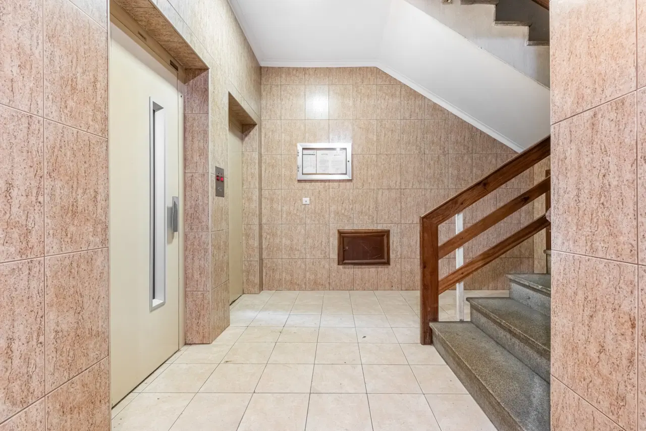 Apartamento T1 à venda na Rua Padre António Vieira – 5.º andar — 3