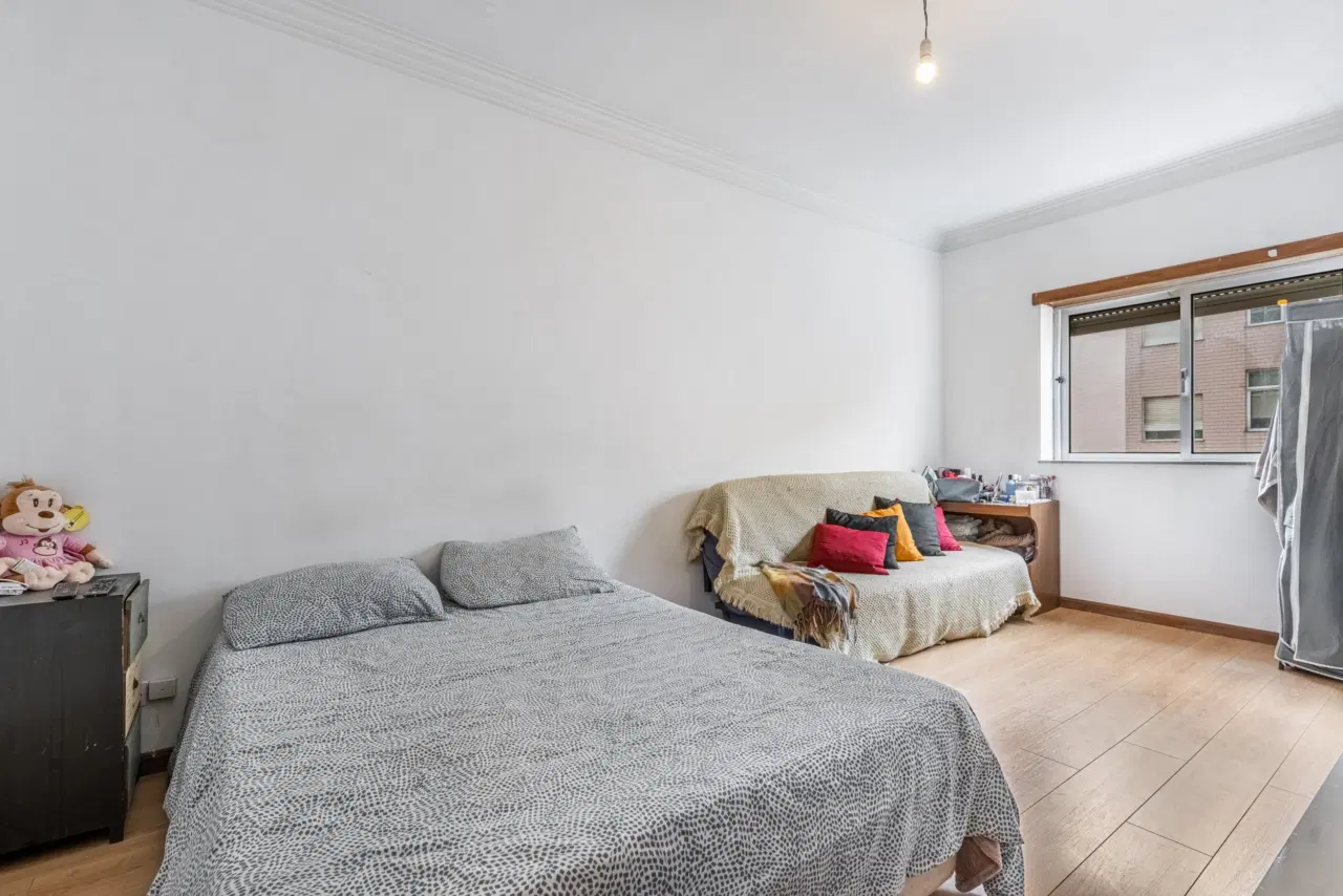 Apartamento T1 à venda na Rua Padre António Vieira – 5.º andar — 10