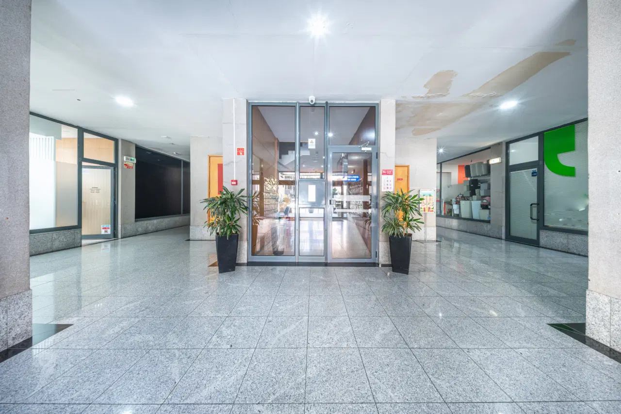 Apartamento T1+1 localizado em São Vitor constituído por elevador e garagem — 16