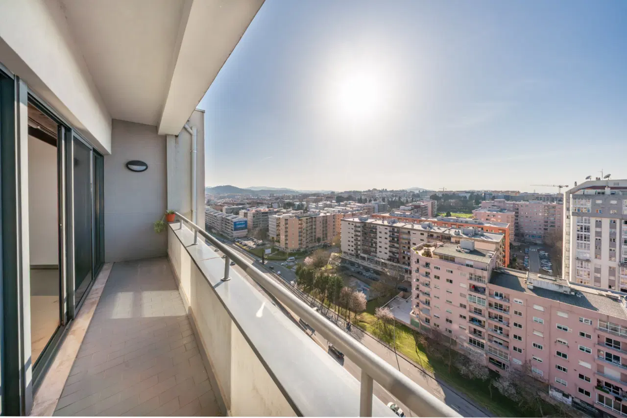 Apartamento T1+1 localizado em São Vitor constituído por elevador e garagem — 9