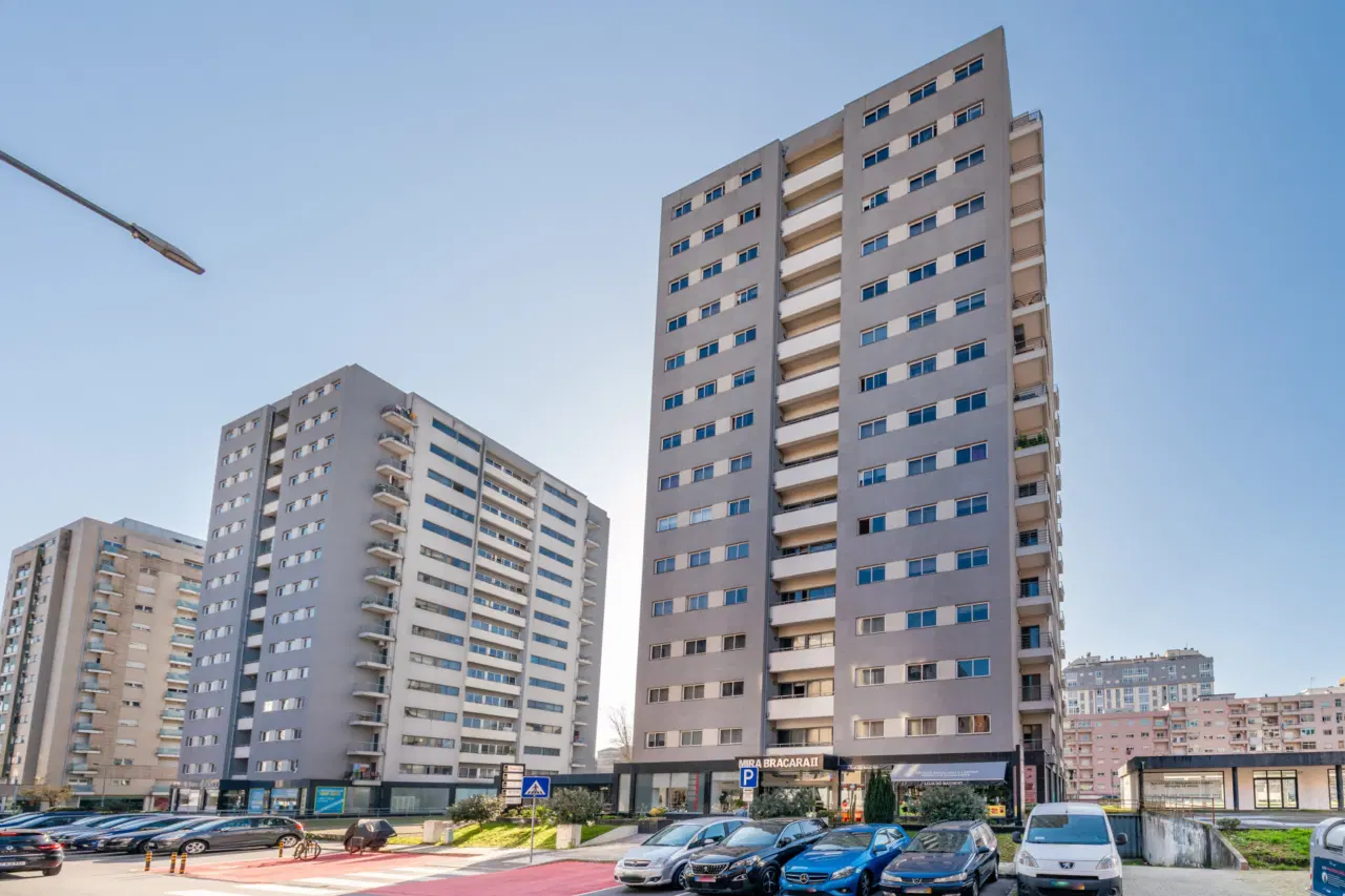 Apartamento T1+1 localizado em São Vitor constituído por elevador e garagem — 17