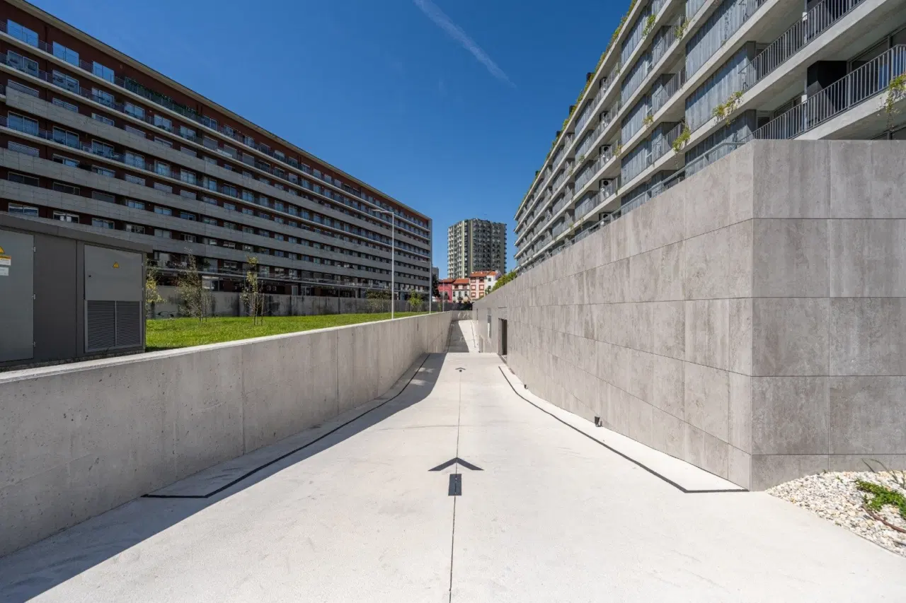 T1 NOVO inserido em condomínio FECHADO com PISCINA e GINÁSIO em Braga. — 52