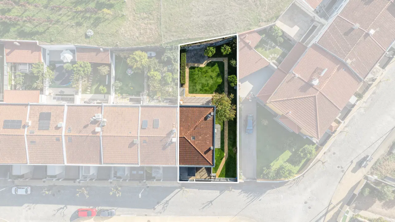 Moradia T5 em Gaveto — 37