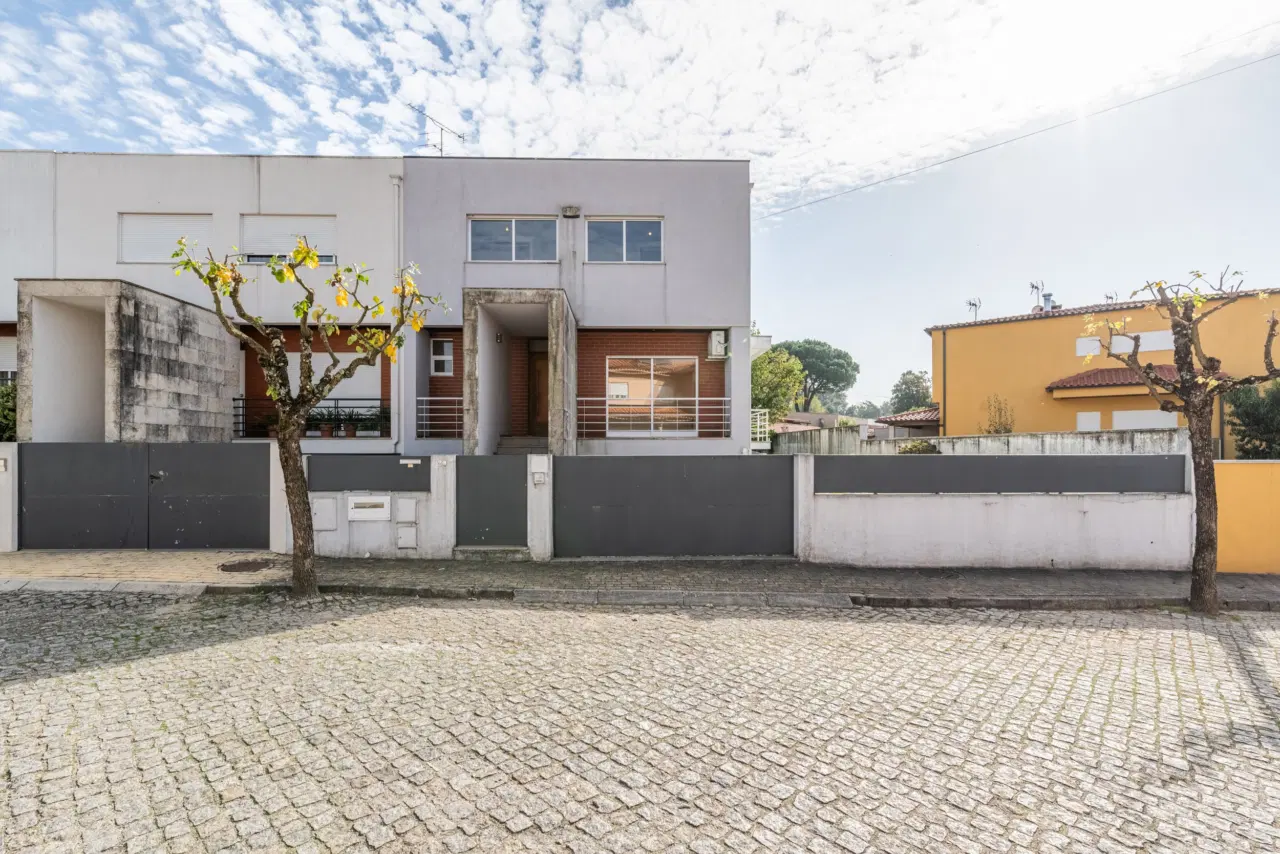 Moradia T5 em Gaveto — 35