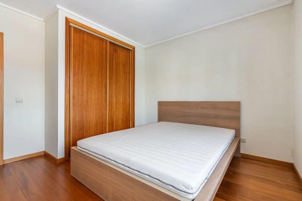 Moradia T5 em Gaveto — 16