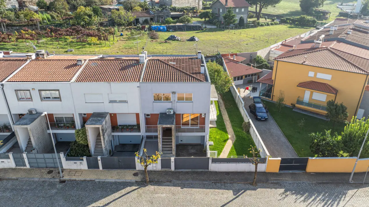 Moradia T5 em Gaveto — 40