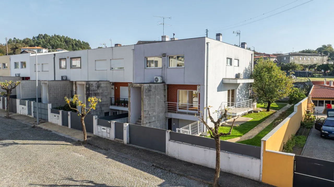 Moradia T5 em Gaveto — 28