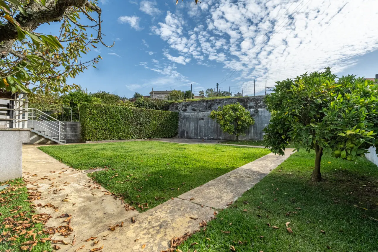 Moradia T5 em Gaveto — 30