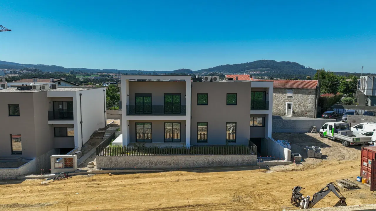 APARTAMENTO T1 NOVO COM JARDIM — 2