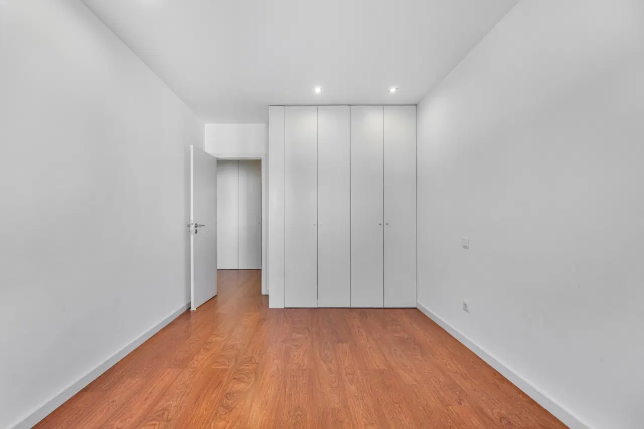 Apartamento T2 RENOVADO com Garagem Fechada e Varanda — 15
