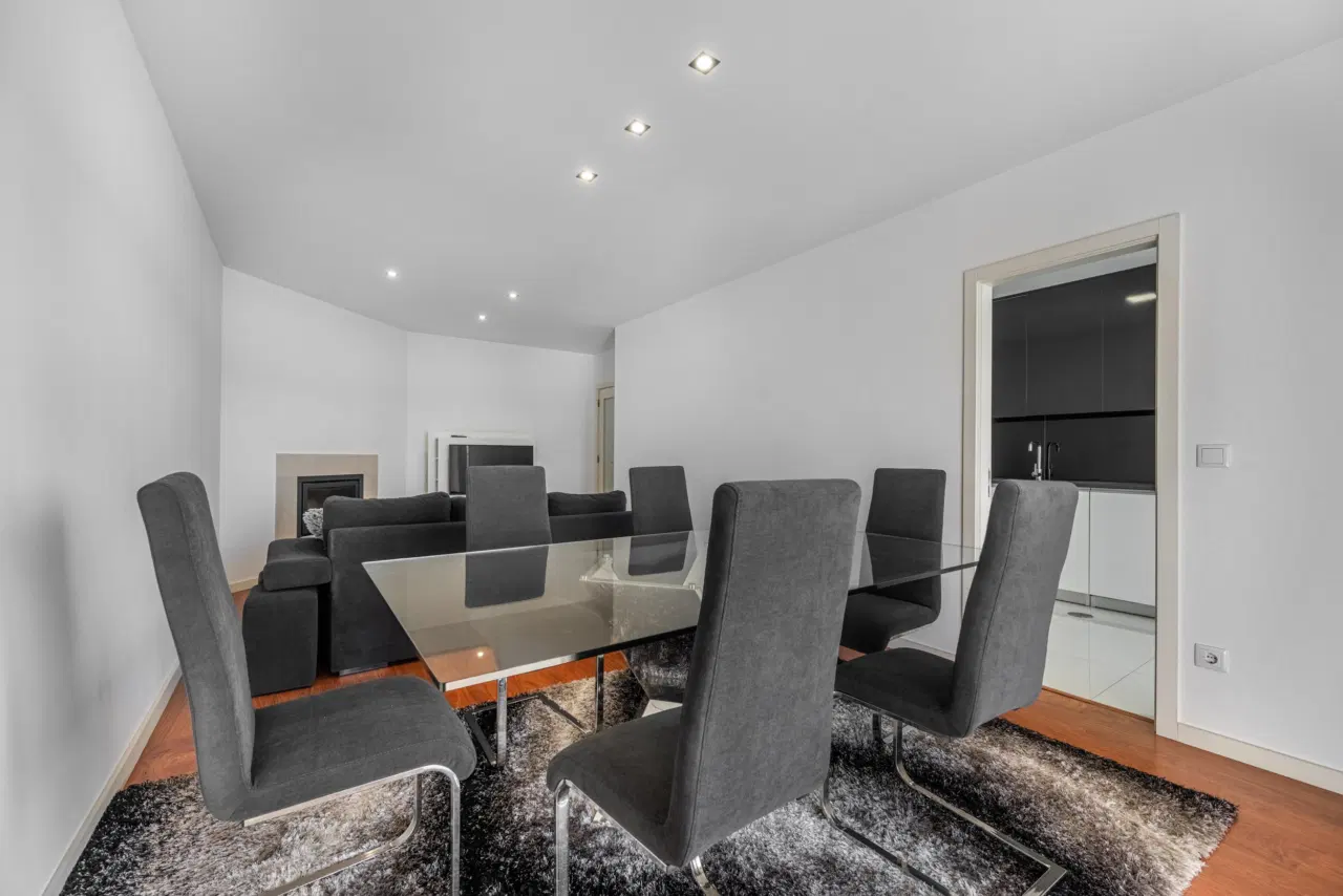 Apartamento T2 RENOVADO com Garagem Fechada e Varanda — 4