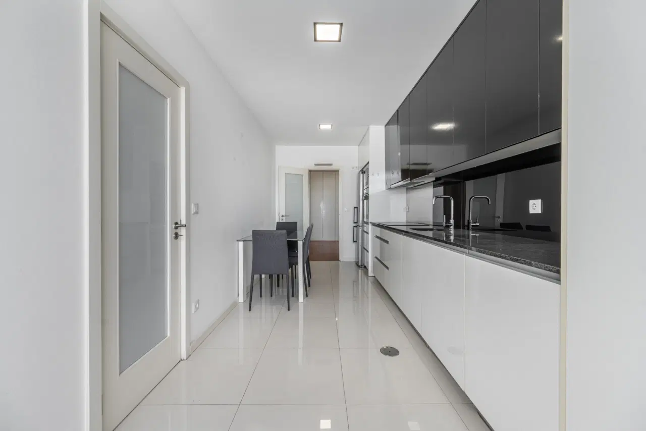Apartamento T2 RENOVADO com Garagem Fechada e Varanda — 7