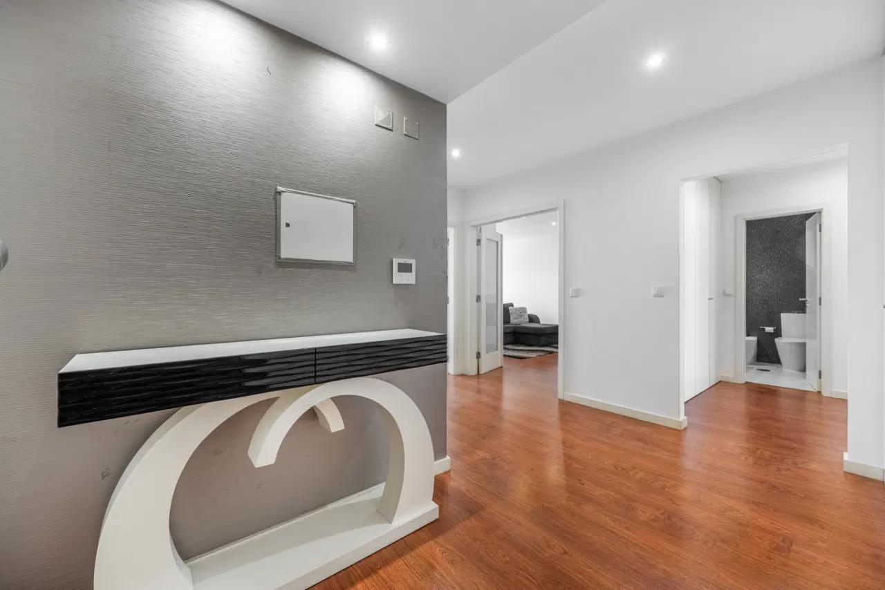 Apartamento T2 RENOVADO com Garagem Fechada e Varanda — 2