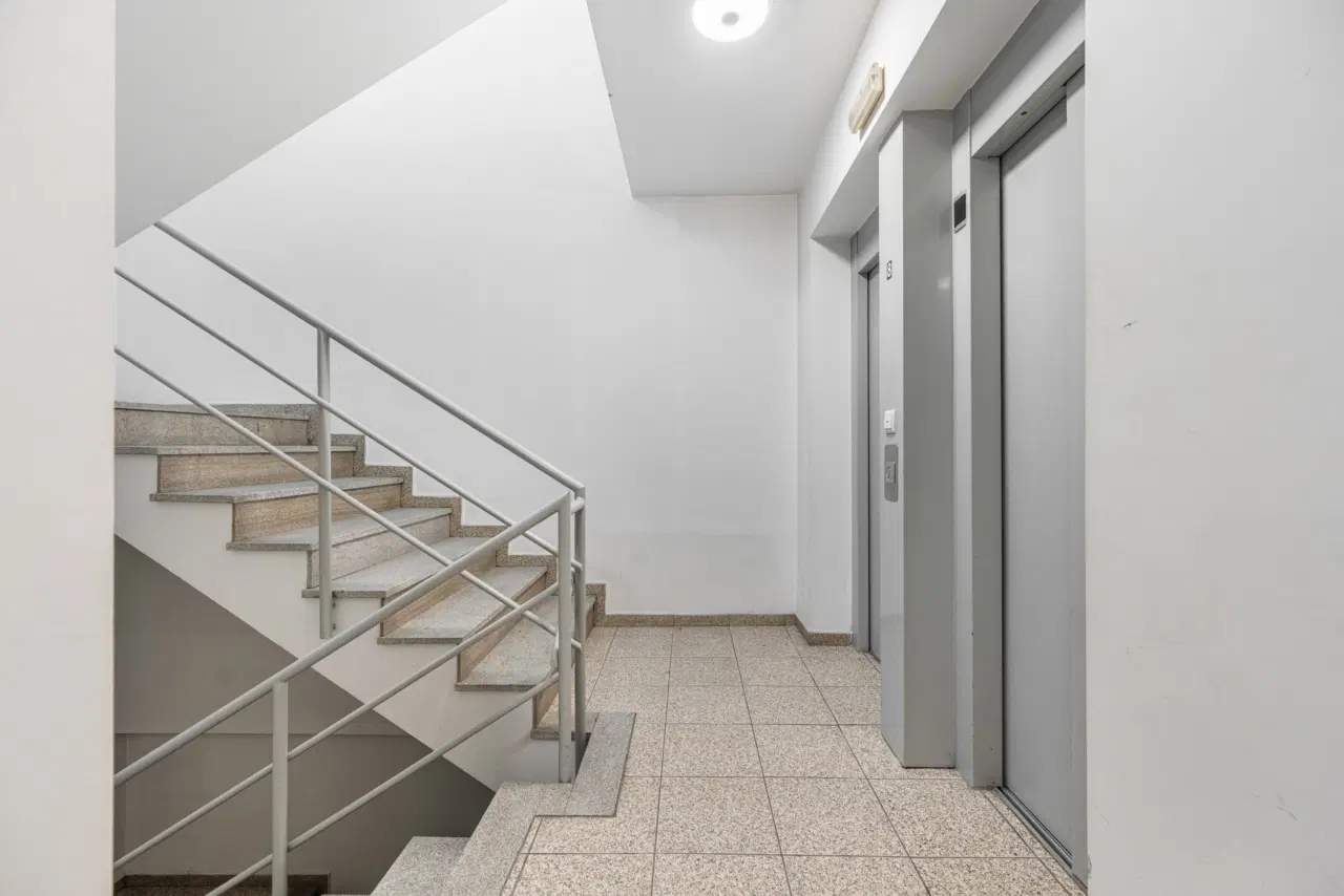 Apartamento T2 RENOVADO com Garagem Fechada e Varanda — 16
