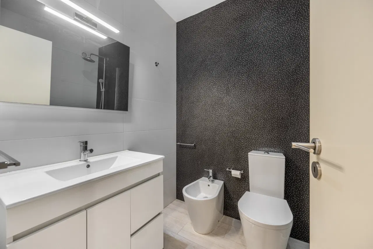 Apartamento T2 RENOVADO com Garagem Fechada e Varanda — 12