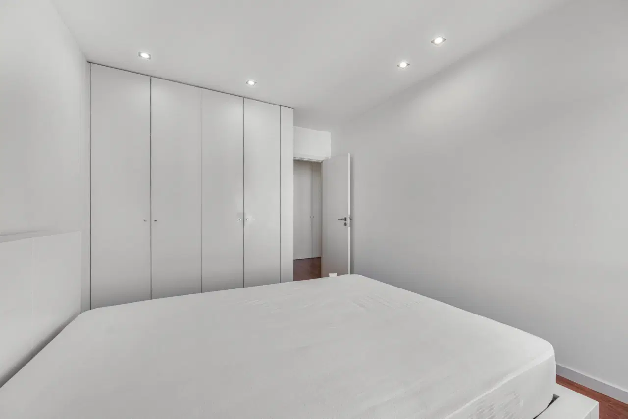 Apartamento T2 RENOVADO com Garagem Fechada e Varanda — 11
