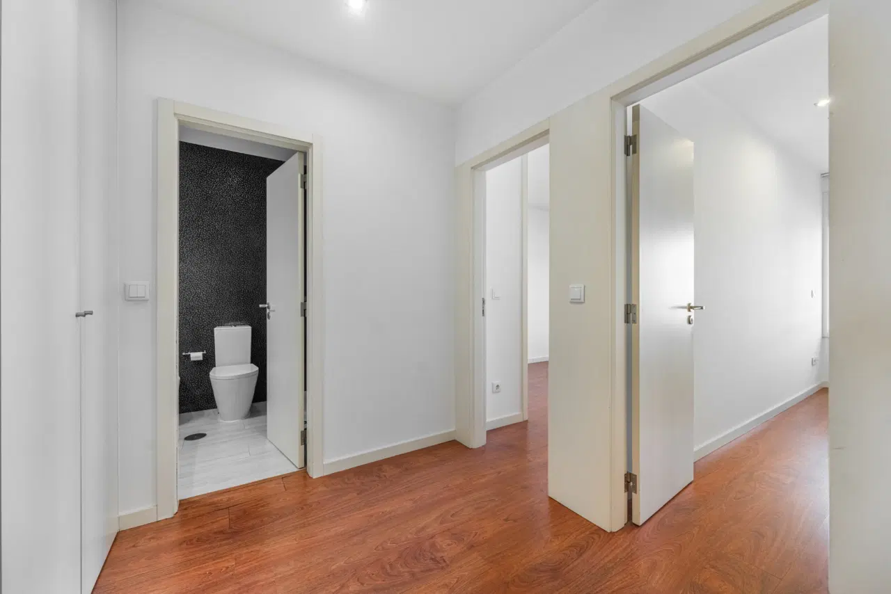 Apartamento T2 RENOVADO com Garagem Fechada e Varanda — 9
